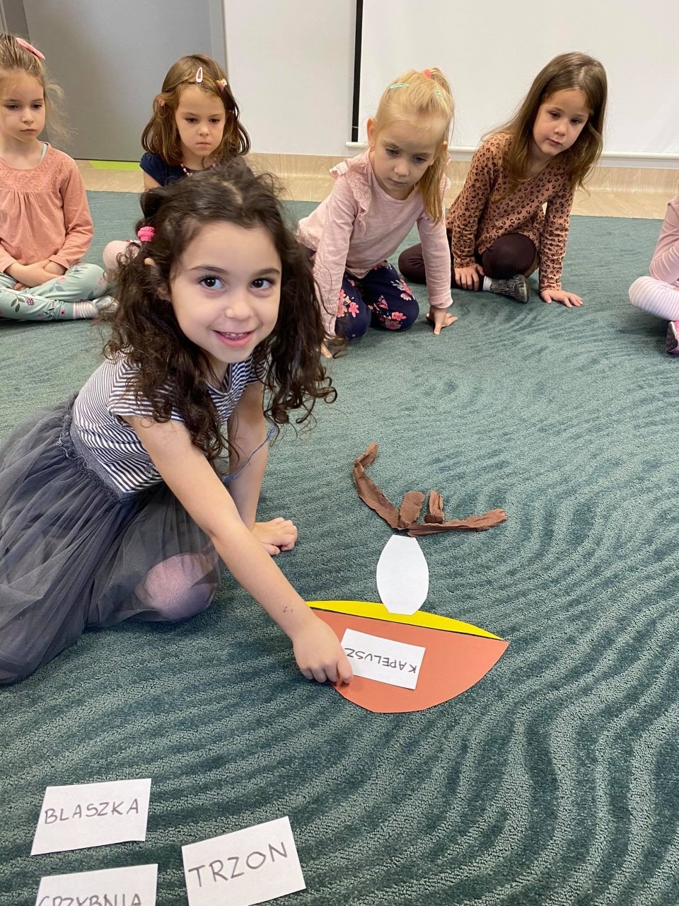 Smiling squirrels learn about mushrooms! 🍄🌲😍